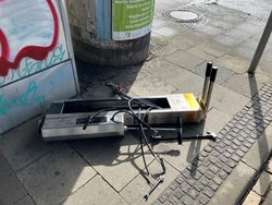 Umgerissene Reparaturstation, die neben der Bodenplatte liegt. Foto: Stadt Oldenburg