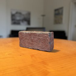 Ein historischer Pflasterstein: Willkommensgruß für neu hinzugezogene Familien auf dem Gelände des ehemaligen Fliegerhorstes und Symbol für den Wohnungsbau in der boomenden Stadt. Foto: Stadt Oldenburg