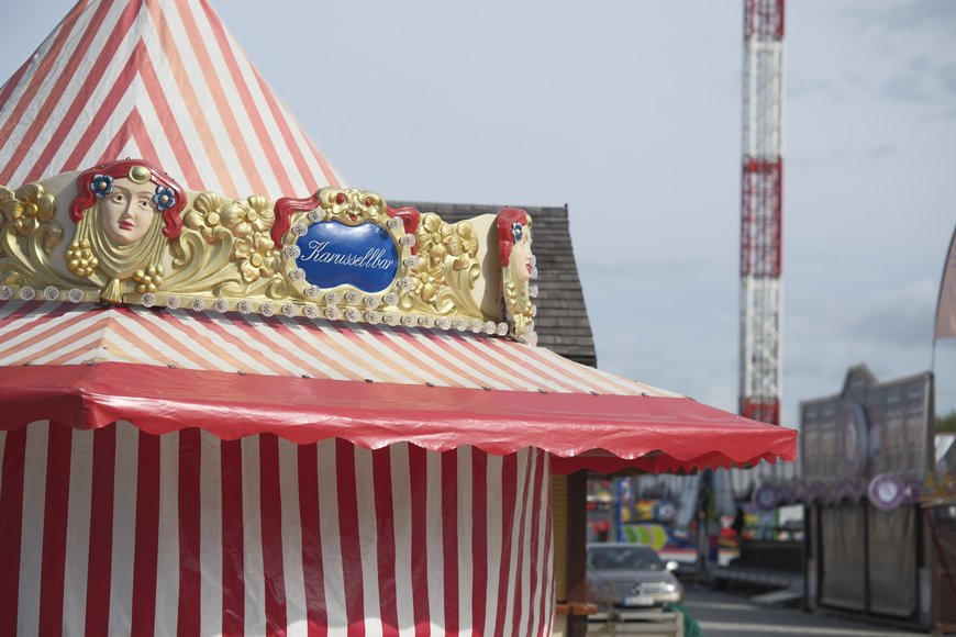 Die Karussellbar beim Aufbau auf dem Kramermarkt am 22. September 2025. Foto: Sascha Stüber