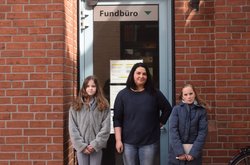 Marieke, Loren Wiegand und Josephine vor dem Fundbüro. Foto: Stadt Oldenburg