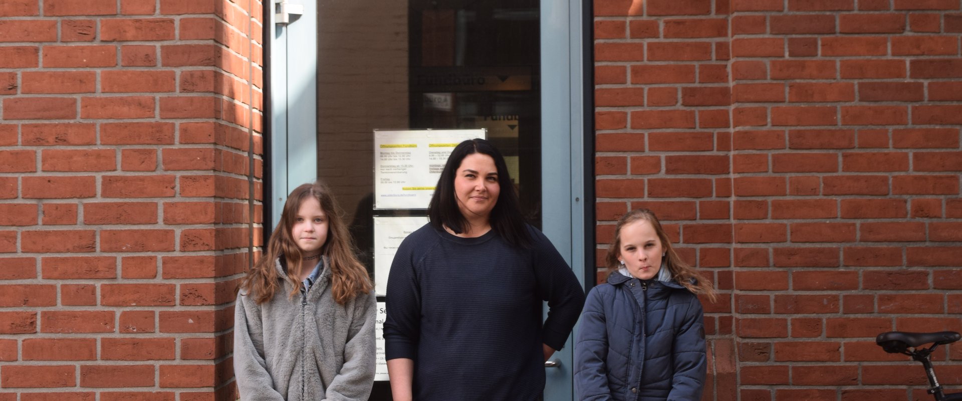 Marieke, Loren Wiegand und Josephine vor dem Fundbüro. Foto: Stadt Oldenburg