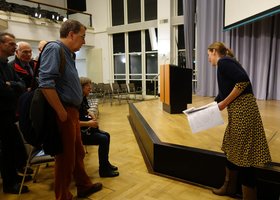 Die Architektin Irina Freese erörtert die Zugänglichkeit der Bühne im Veranstaltungssaal des Kulturzentrum PFL. Foto: Stadt Oldenburg