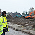 Vorschau: Zwei Mitarbeiter überwachen die Bauarbeiten. Foto Stadt Oldenburg