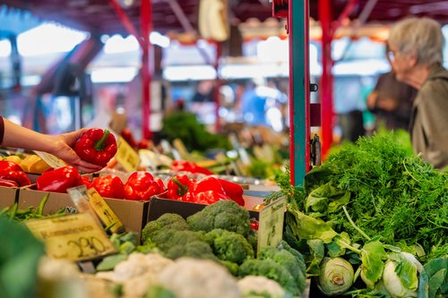 Kundinnen und Kunden des Wochenmarktes Pferdemarkt in Oldenburg finden hier auch weiterhin eine große Auswahl an frischem Obst und Gemüse. Foto: Sascha Stüber Kundinnen und Kunden des Wochenmarktes Pferdemarkt in Oldenburg finden hier auch weiterhin eine große Auswahl an frischem Obst und Gemüse. Foto: Sascha Stüber