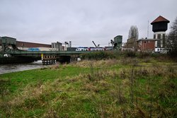 Störungsanfällig: Die Reparatur der betagten Eisenbahnklappbrücke an der Hunte hat im November und Anfang Dezember Oldenburgs Erreichbarkeit stark eingeschränkt. Foto: Sascha Stüber 