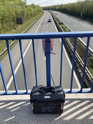 Straßenverkehrszähler an einer Autobahnbrücke. Foto: Die Autobahn GmbH des Bundes