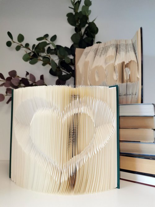 Beim Schnupperangebot zum Bookogami lassen sich dreidimensionale Objekte, wie Buchstaben oder Symbole, in alte Bücher falten. Foto: Stadt Oldenburg