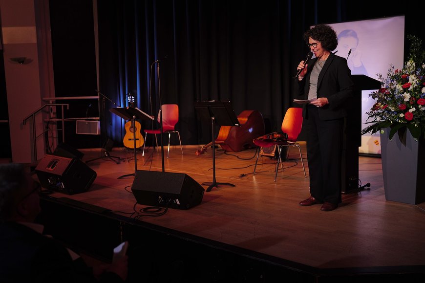 Moderatorin Carola Schede auf der Bühne. Foto: Jörg Hemmen