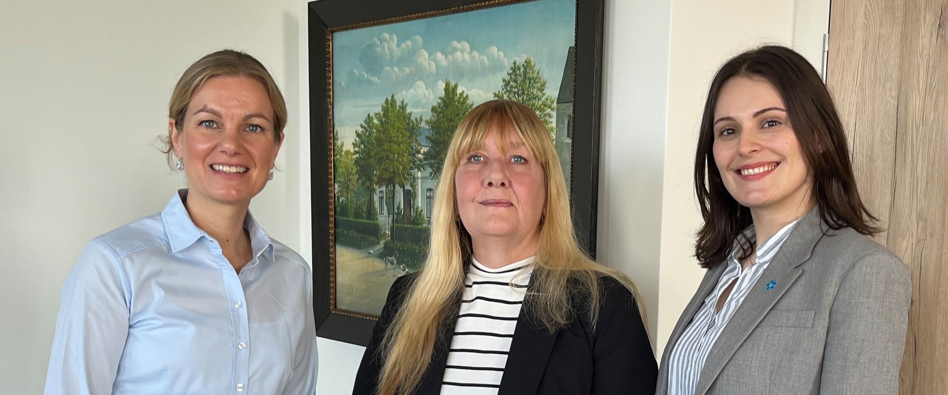 Jutta Hannawald nahm die Bestellungsurkunde aus den Händen von Dr. Julia Figura (links) entgegen. Bezirksgeschäftsführerin Saskia Glogowski (rechts) gratulierte. Foto: Stadt Oldenburg