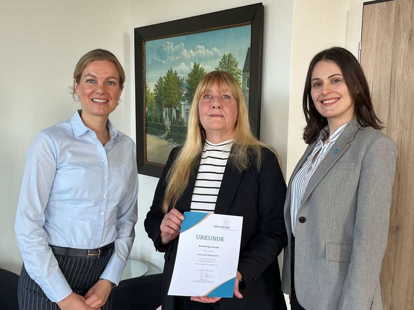 Jutta Hannawald nahm die Bestellungsurkunde aus den Händen von Dr. Julia Figura (links) entgegen. Bezirksgeschäftsführerin Saskia Glogowski (rechts) gratulierte. Foto: Stadt Oldenburg