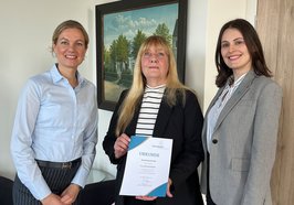 Jutta Hannawald nahm die Bestellungsurkunde aus den Händen von Dr. Julia Figura (links) entgegen. Bezirksgeschäftsführerin Saskia Glogowski (rechts) gratulierte. Foto: Stadt Oldenburg