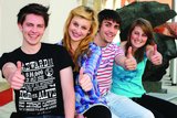 Vier Jugendliche sitzen nebeneinander und zeigen lachend „Daumen hoch“. Foto: klickit/ Fotolia.de