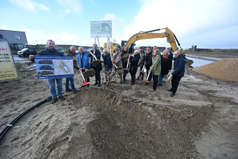 Oberbürgermeister Jürgen Krogmann (4. von links) sowie Vertreterinnen und Vertreter der Baugruppe Aldenhoff, des Team 3 Architekturbüros, des Steckel Bauunternehmens und der Wirtschaftsförderung. Foto: Torsten von Reeken Freuen sich über den ersten Spatenstich für das Wohnprojekt Modelflieger auf dem Oldenburger Fliegerhorst: Oberbürgermeister Jürgen Krogmann (4. von links) sowie Vertreterinnen und Vertreter der Baugruppe Aldenhoff, des Team 3 Architekturbüros, des Steckel Bauunternehmens und der Wirtschaftsförderung. Foto: Torsten von Reeken