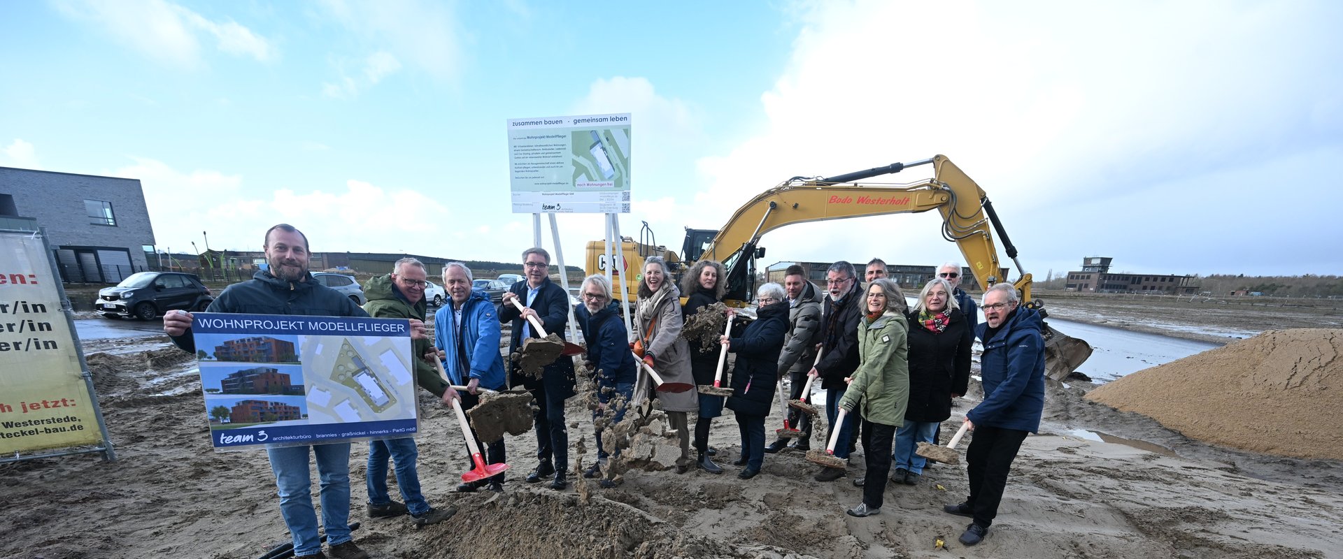 Freuen sich über den ersten Spatenstich für das Wohnprojekt Modelflieger auf dem Oldenburger Fliegerhorst: Oberbürgermeister Jürgen Krogmann (4. von links) sowie Vertreterinnen und Vertreter der Baugruppe Aldenhoff, des Team 3 Architekturbüros, des Steckel Bauunternehmens und der Wirtschaftsförderung. Foto: Torsten von Reeken