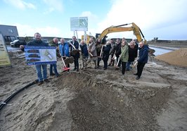 Freuen sich über den ersten Spatenstich für das Wohnprojekt Modelflieger auf dem Oldenburger Fliegerhorst: Oberbürgermeister Jürgen Krogmann (4. von links) sowie Vertreterinnen und Vertreter der Baugruppe Aldenhoff, des Team 3 Architekturbüros, des Steckel Bauunternehmens und der Wirtschaftsförderung. Foto: Torsten von Reeken