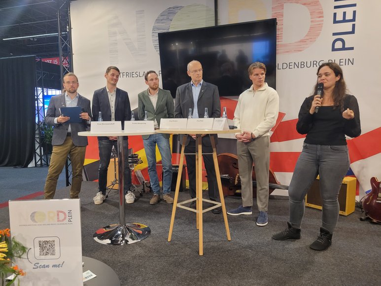 Die Teilnehmenden der Podiumsdiskussion zum Thema „Chancen und Risiken von Künstlicher Intelligenz (KI)“. Foto: Stadt Oldenburg