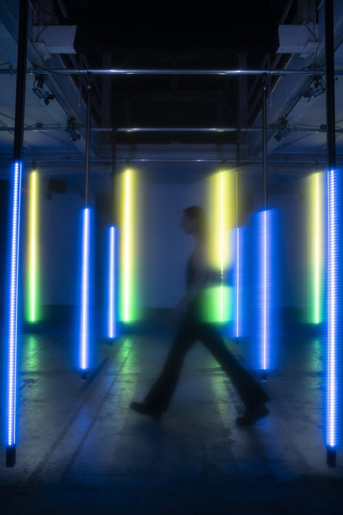 Erleuchtung in der Kulturhalle: Model Eva Leifert inmitten der Lichtinstallation. Foto: Paulina Schröder