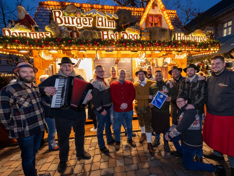 Ehrung von Marlon Krause durch den Oldenburger Schaustellerverband für seine besondere Leistung als Nachtwache. Foto: Sascha Stüber