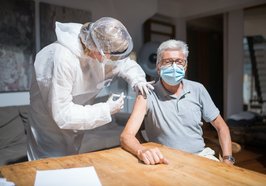 Ein älterer Mann wird geimpft. Foto: Kampus Production/Pexels