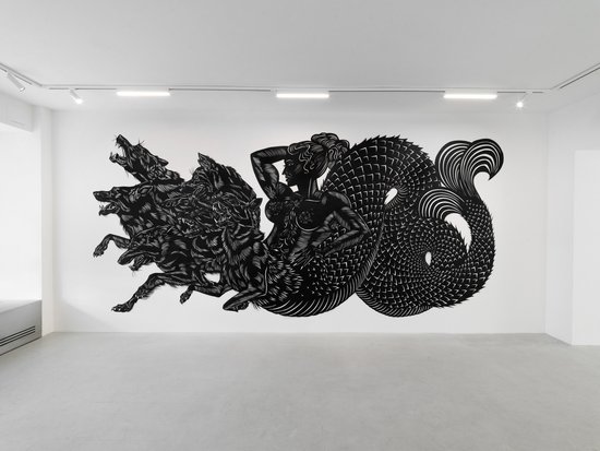 Aus der Ausstellung „BAD NEWS“: „Skylla, das Meeresungeheuer“, ein großformatiger Papierschnitt von Sonja Yakovleva. Bereitgestellt von der Künstlerin und Robert Goldberg, Berlin. Foto: Roman März Foto: Roman März