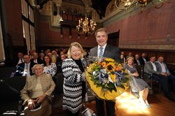 Elke Haase und Oberbürgermeister Jürgen Krogmann vor den geladenen Gästen. Foto: Markus Hibbeler