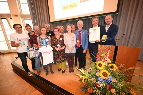 Oberbürgermeister Jürgen Krogmann (2. von rechts) nahm die Auszeichnung aus den Händen von Fairtrade-Ehrenbotschafter Manfred Holz (3. von rechts) entgegen. Moderator Kai Bölle (rechts) und die Mitglieder der Fairtrade-Town-Steuerungsgruppe freuten sich mit. Foto: Torsten von Reeken
