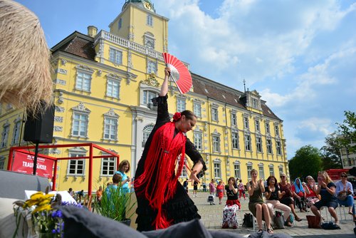Die Aktion „Muse, Mampf und Mammon“ feiert erfolgreiche Premiere auf dem Schlossplatz. Foto: Yannik Schless