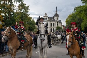 Graf Anton Günther führt traditionell den Umzug an. Dahinter folgt die Oldenburg-Kutsche, in der neben Oberbürgermeister Jürgen Krogmann diesmal Ministerpräsident Olaf Lies als Ehrengast Platz nehmen wird. Foto: Sascha Stüber