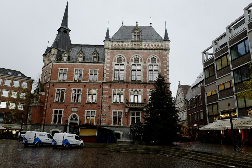 Sascha Stüber Glühweinbude und Weihnachtsbaum vor dem Alten Rathaus. Foto: Sascha Stüber