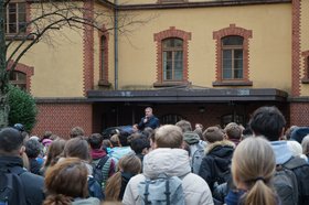 Oberbürgermeister Jürgen Krogmann spricht zu den Teilnehmenden des Erinnerungsgangs. Foto: IGS Helene-Lange-Schule