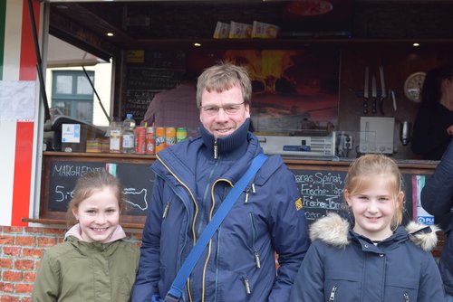 Mia (10) und Marlen (10) besuchten am Zukunftstag Marktverwalter Axel Sieling. Foto: Stadt Oldenburg.