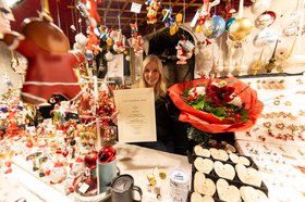 Ingrid Kruse hat in diesem Jahr die schönste Hütte auf dem Oldenburger Lamberti-Markt. Dafür gab es eine Urkunde und einen Blumenstrauß. Foto: Sascha Stüber