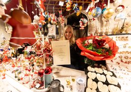 Ingrid Kruse hat in diesem Jahr die schönste Hütte auf dem Oldenburger Lamberti-Markt. Dafür gab es eine Urkunde und einen Blumenstrauß. Foto: Sascha Stüber