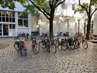 Am Kasinoplatz fallen vor der Gebäudefront während des Lamberti-Marktes insgesamt zwölf Fahrradabstellbügel weg. In der Nähe stehen gegenüber von Vapiano etwa 30 Ersatzstellplätze zur Verfügung. Foto: Stadt Oldenburg Foto: Stadt Oldenburg