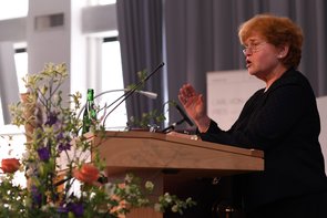Preisträgerin Deborah Lipstadt hält ihre Rede. Foto: Jörg Hemmen Preisträgerin Deborah Lipstadt hält ihre Rede. Foto: Jörg Hemmen