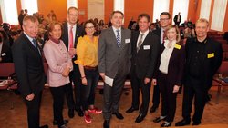 Oberbürgermeister Krogmann und Klaus Wegling, Leiter Wirtschaftsförderung (beide Mitte) mit Referenten des 1. Oldenburger Fachkräfte-Forums. Foto: Markus Hibbeler