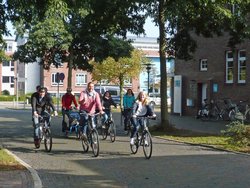 Zehn STADTRADELNDE bei der Ankunft in Oldenburg stellvertretend für alle Teilnehmenden. Foto: Stadt Oldenburg Zehn STADTRADELNDE bei der Ankunft in Oldenburg stellvertretend für alle Teilnehmenden. Foto: Stadt Oldenburg