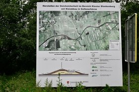 Bauschild zur Herstellung der Deichsichersicherheit im Bereich Kloster Blankenburg. Foto: Sascha Stüber
