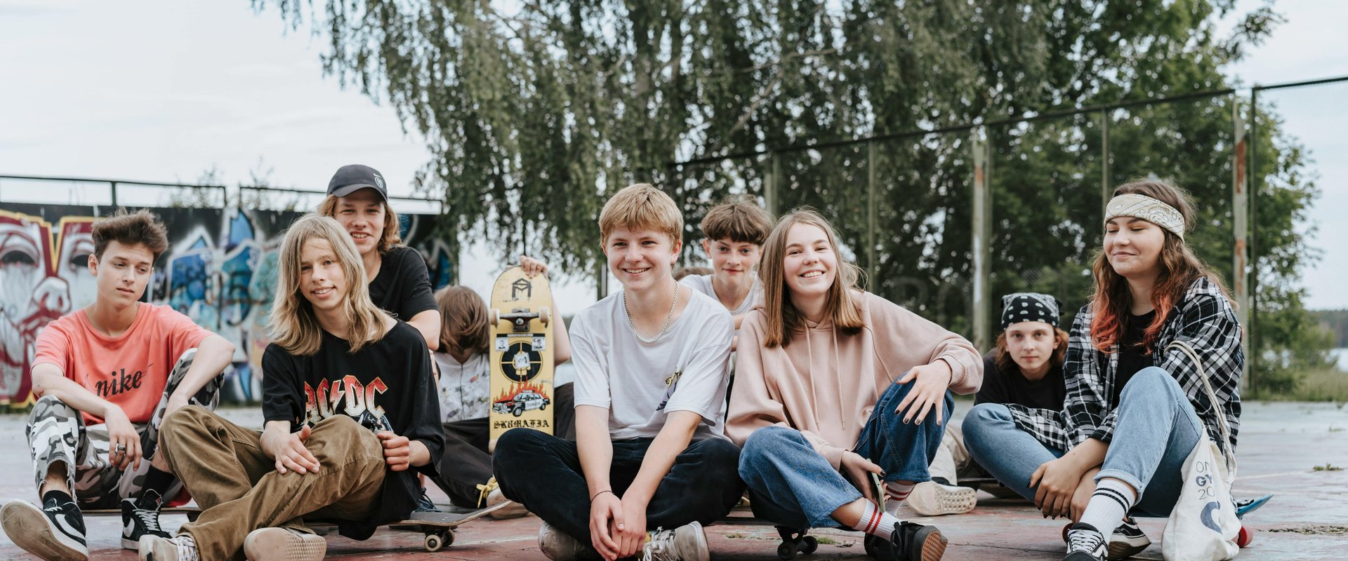 Neun Jugendliche sitzen auf einer Skaterbahn. Foto: Olia Danilevich/Pexels
