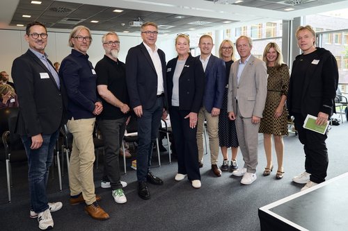 Oberbürgermeister Krogmann (vierter von links), Ralph Wilken, Leiter der Wirtschaftsförderung (dritter von rechts), die Referentinnen und Referenten des 12. Fachkräfte-Forums und Mitglieder der Arbeitsgruppe. Foto: Sigrun Strangmann Oberbürgermeister Jürgen Krogmann (vierter von links) und Ralph Wilken, Leiter der Wirtschaftsförderung (dritter von rechts), mit den Referentinnen und Referenten des 12. Fachkräfte-Forums sowie Mitgliedern der Arbeitsgruppe Kompetenzerhalt im Betrieb. Foto: Sigrun Strangmann