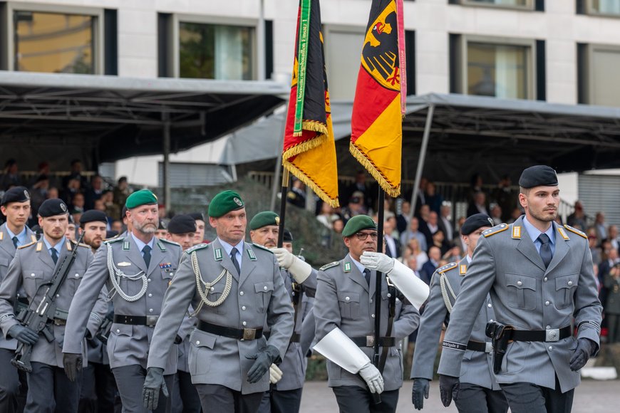 Mehrere Soldaten mit der deutschen Flagge. Foto: Sascha Stüber