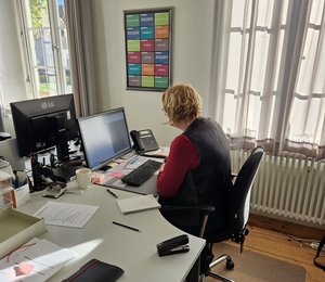 Ehrenamtliche im Büro. Foto: inForum