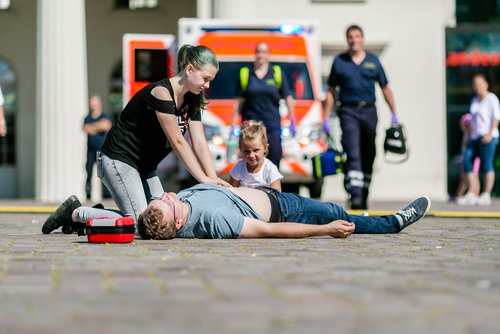 Jede Minute zählt: In einer Notsituation ist es wichtig, dass auch Laien sofort mit Wiederbelebungsmaßnahmen beginnen.Foto: Lukas Lehmann/Klinikum Oldenburg