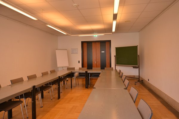 Seminarraum 1 mit Flipchart und Tafel im PFL. Foto: Jörg Hemmen