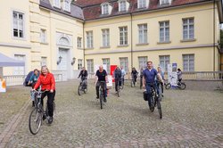 Christine Wolff, Petra Averbeck, Christian Bunk, Heinrich Book, Olaf Meenen, Stefan Könner, Marion Rövekamp, Markus Minten, Philipp Grunemann, Jürgen Krogmann und Wiebke Wohlenberg radeln los für gute Taten. Foto Martin Remmers 