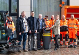 Das AWB-Team stellt zusammen mit Dr. Julia Figura, Finanzdezernentin, und Daniel Trawinski, Innenstadtmanager, die neuen Abfallbehälter in der Innenstadt vor. Foto: Sascha Stüber