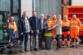Das AWB-Team stellt zusammen mit Dr. Julia Figura, Finanzdezernentin, und Daniel Trawinski, Innenstadtmanager, die neuen Abfallbehälter in der Innenstadt vor. Foto: Sascha Stüber