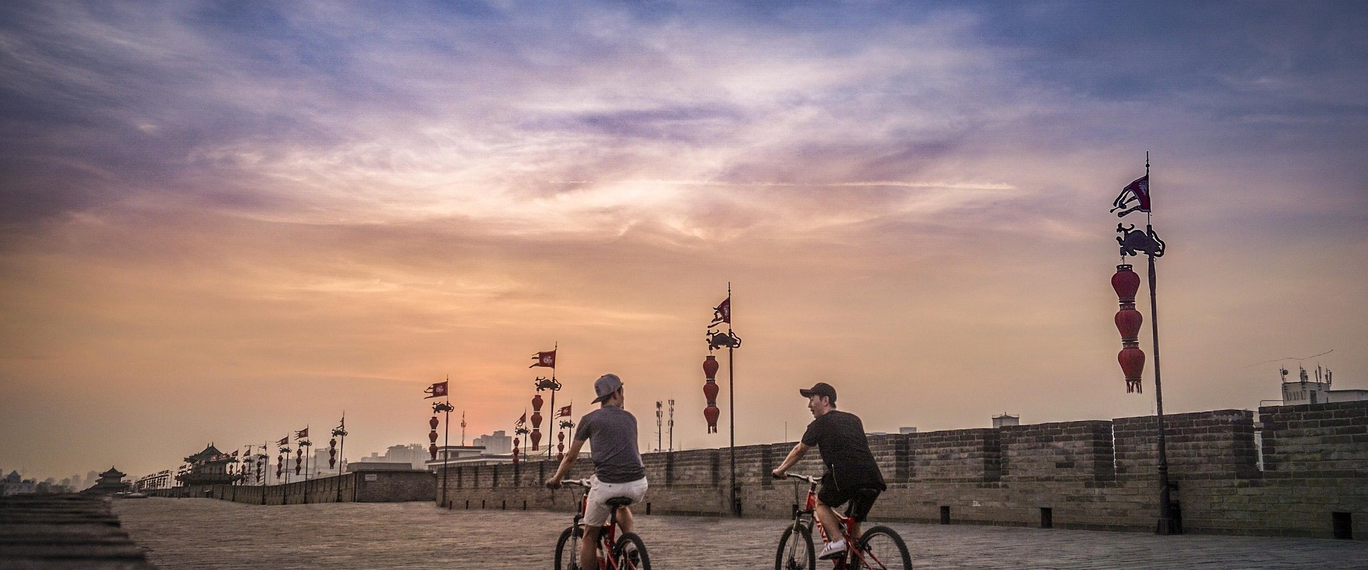 Mit dem Fahrrad auf der historischen Stadtmauer von Xi’an. Foto: Hyungname auf Pixabay