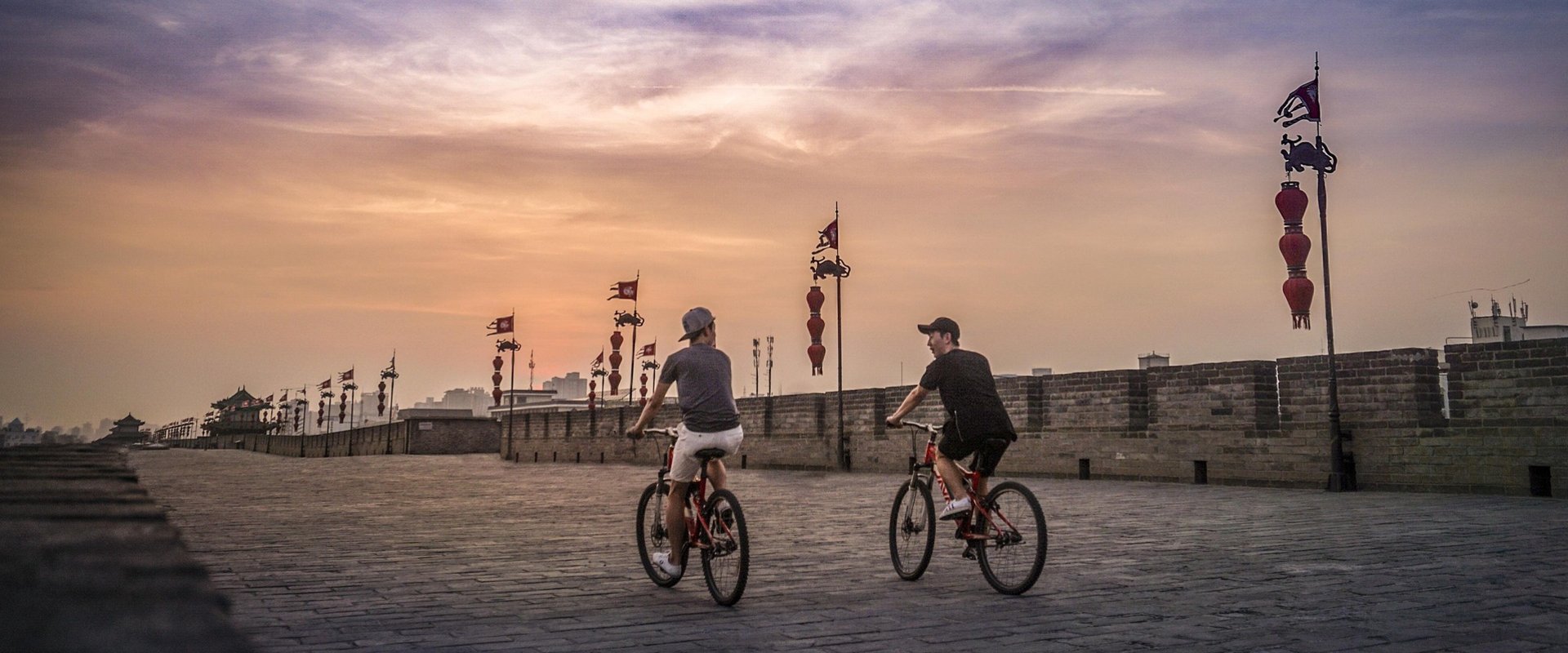 Mit dem Fahrrad auf der historischen Stadtmauer von Xi’an. Foto: Hyungname auf Pixabay