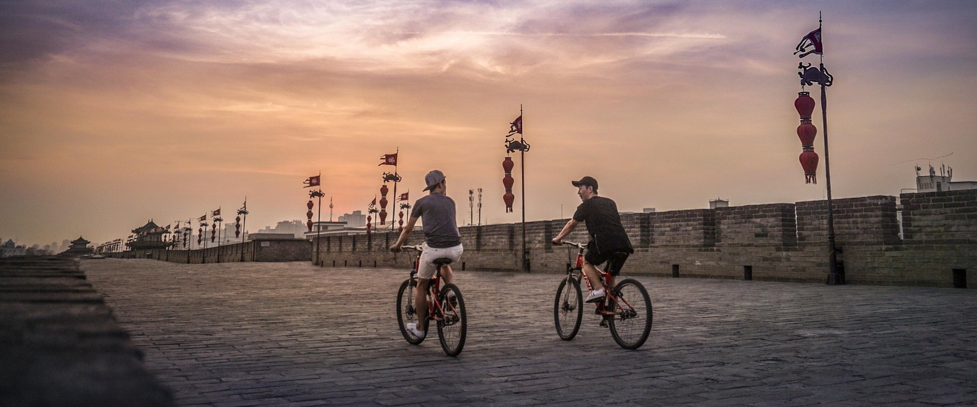 Mit dem Fahrrad auf der historischen Stadtmauer von Xi’an. Foto: Hyungname auf Pixabay